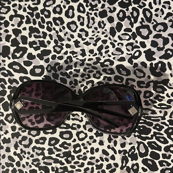 Elegant Black Oversized Sunglasses - Picture 2 of 2